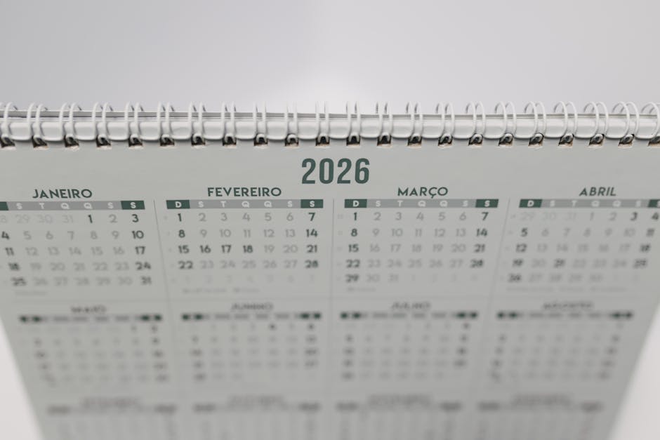 Close-up of a 2026 spiral-bound desk calendar with months in Portuguese.